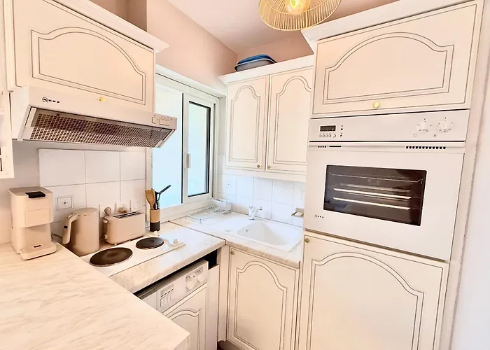 Vieil Comfort & Tasteful Decoration Αντίμπ